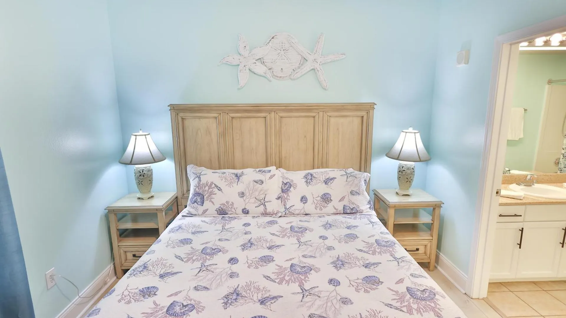 Апартаменты Lake Town Charming Condo Steps From The Beach Панама-Сити США