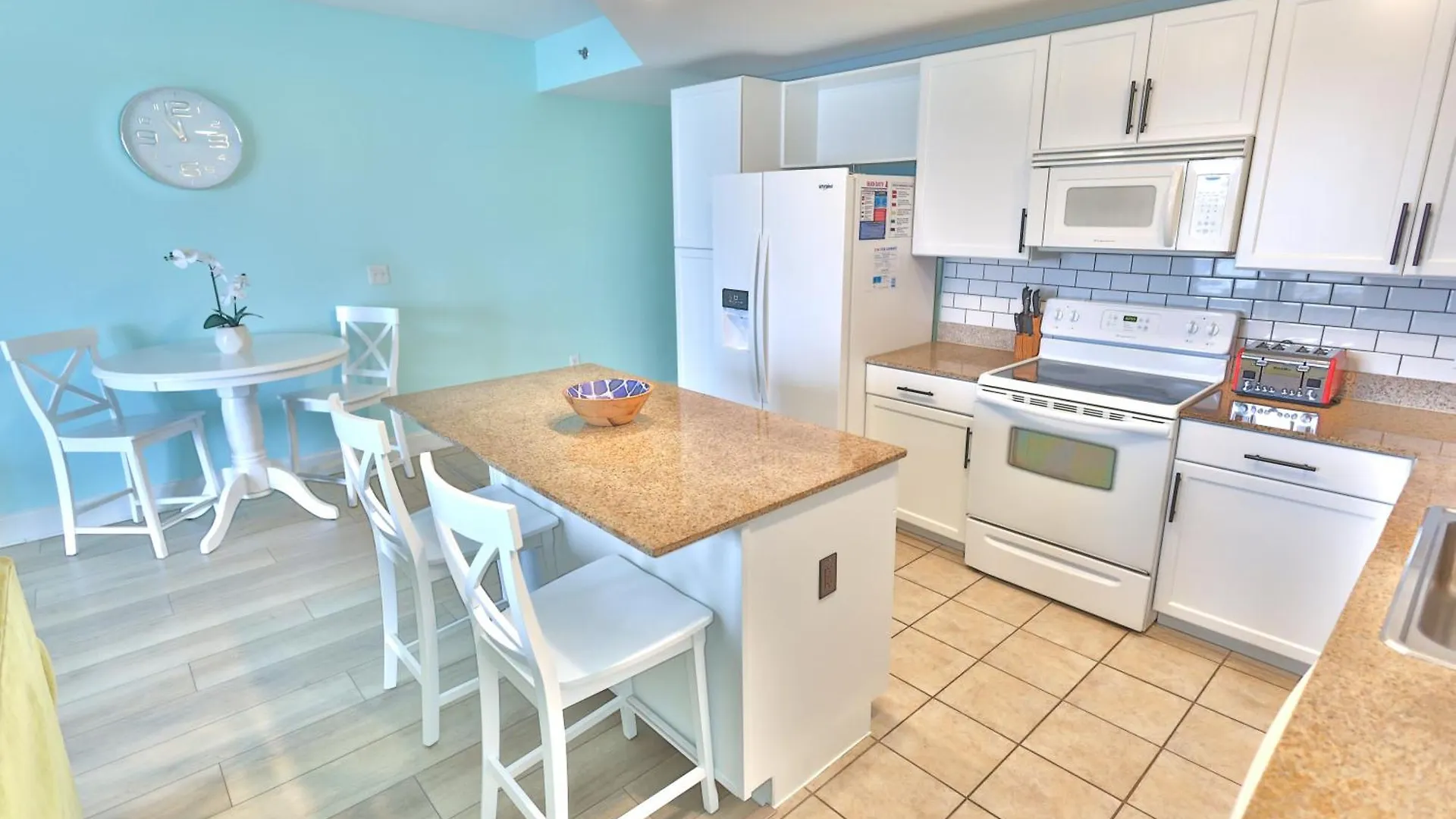 Lake Town Charming Condo Steps From The Beach Панама-Сити